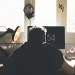 Ordentligt lys er vigtigt når du sidder mange timer ved computeren - her er 10 tips til at sørge for belysning ud over computerskærmen